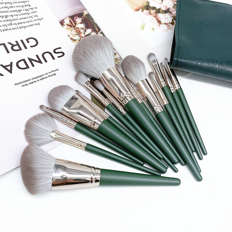 Luxurious Professional Makeup Brush Set & Pouch, 5 oz